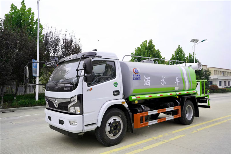 湖南長沙的馬總在我們公司定購了一輛國六東風福瑞卡9方灑水車